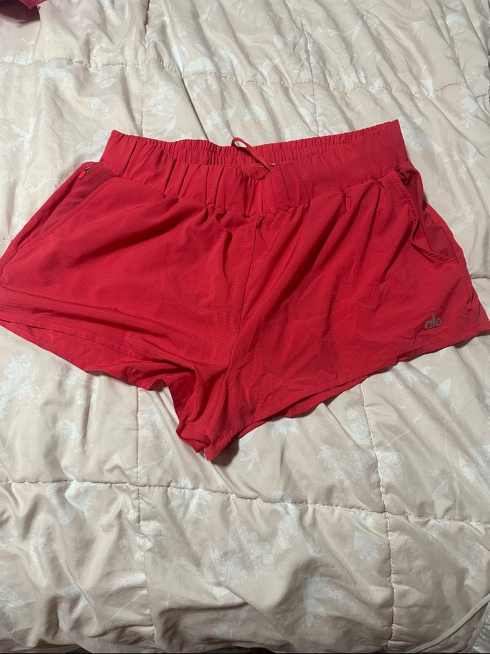 Alo shorts - Picture 3 of 6